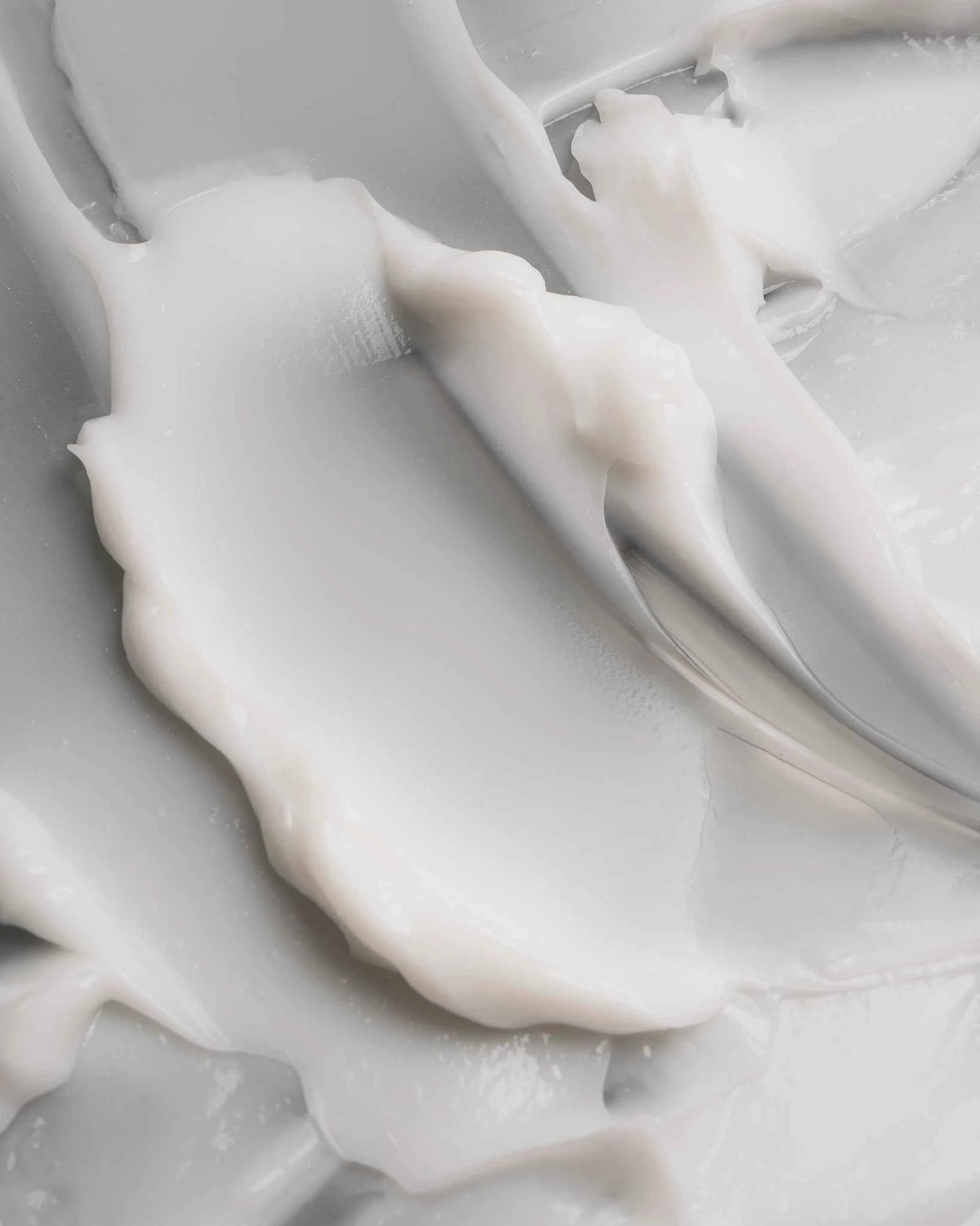 Thick, whipped cream texture swatch of Glôsē restorative hair repair treatment